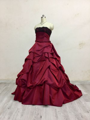 シンプルかつ上品なワインレッドのドレス - ウェディングドレス 