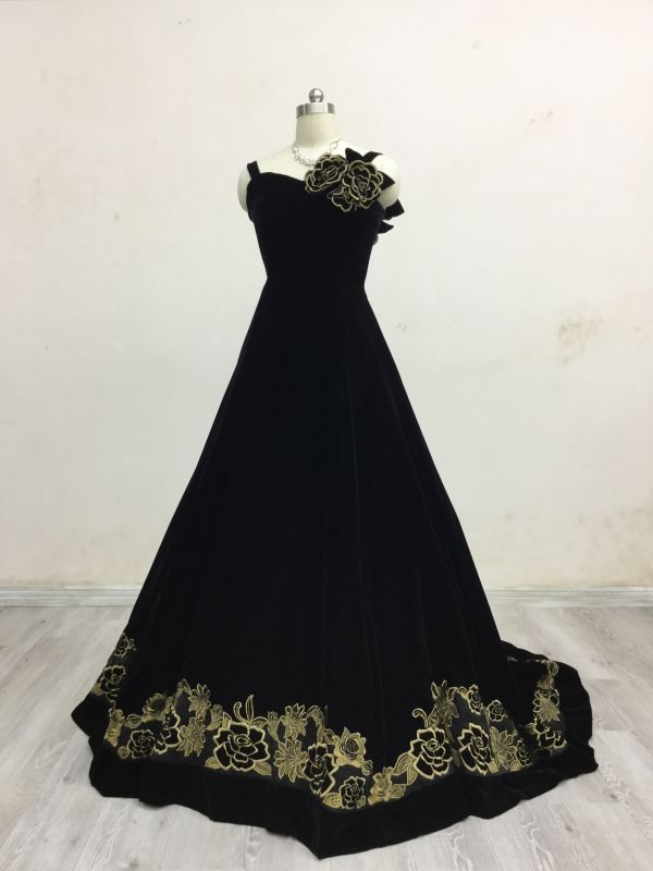 カラードレス ベルベット,ブラック ¥68,000,- ウェディングドレス