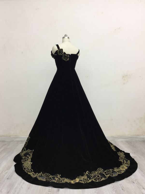 カラードレス ベルベット,ブラック ¥68,000,- ウェディングドレス