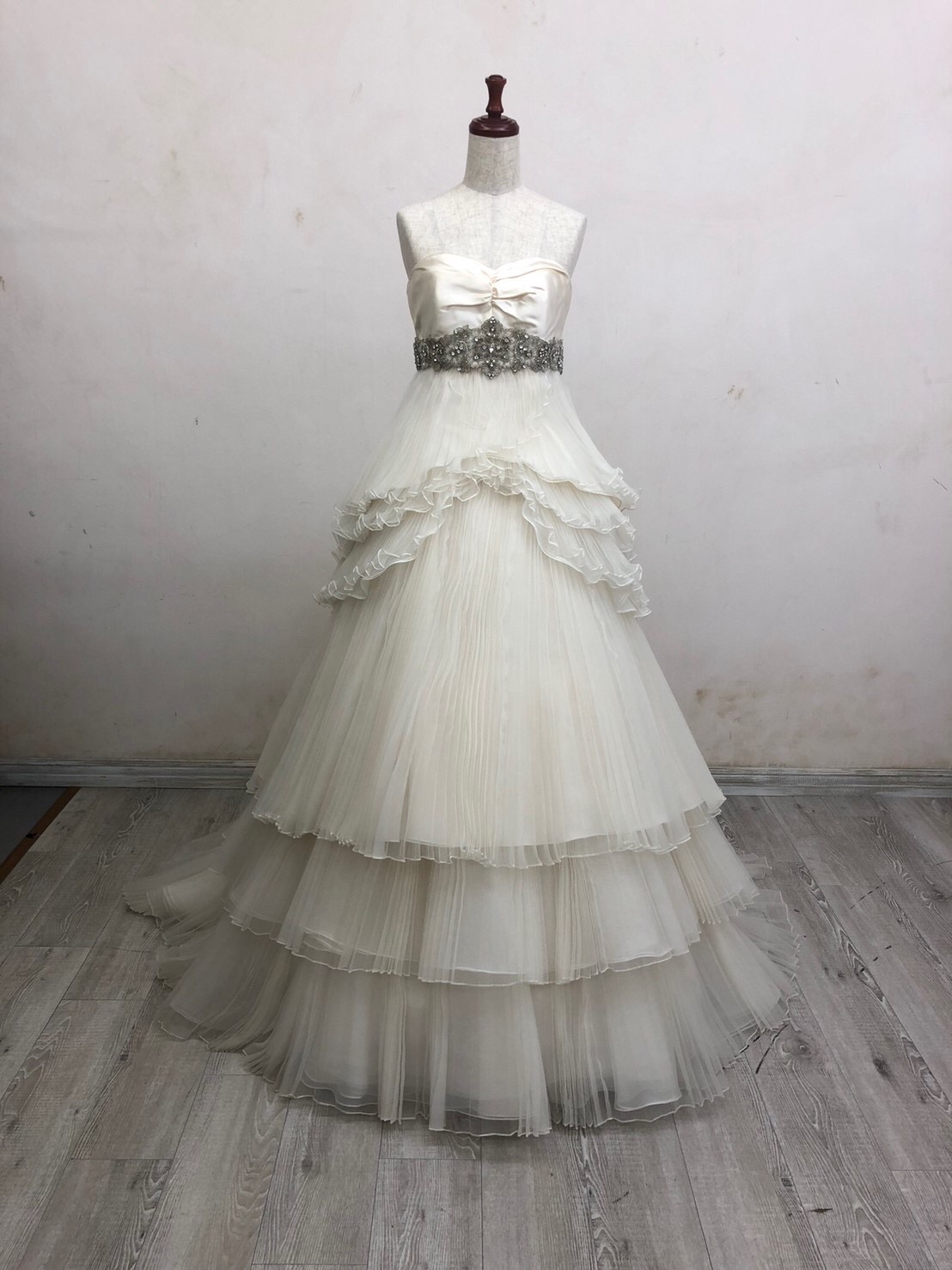 プリーツスカートがロマンチックなウェディングドレス - ウェディングドレスセール1万円から販売 日本最大級アウトレットセール店 | ドレセル