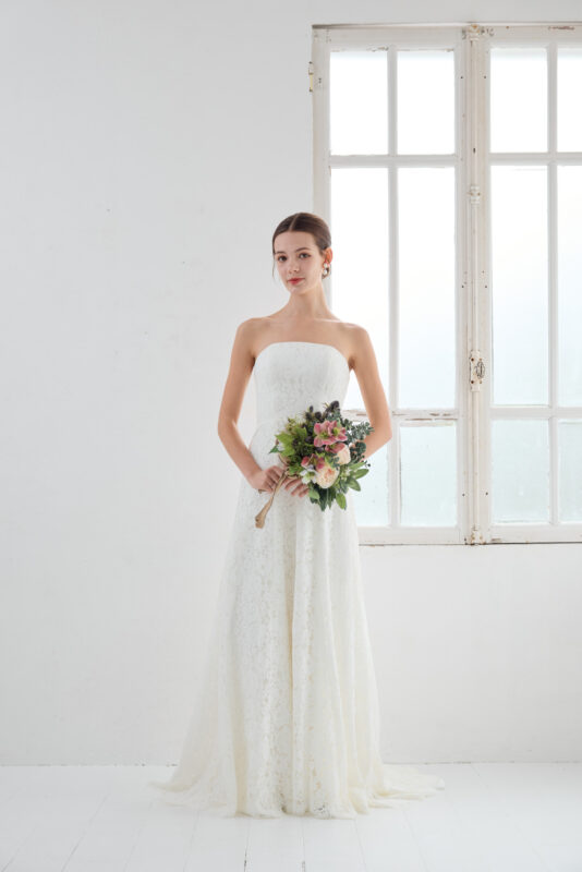 ウェディングドレス 購入 総レースaライン ブーケを持った全身