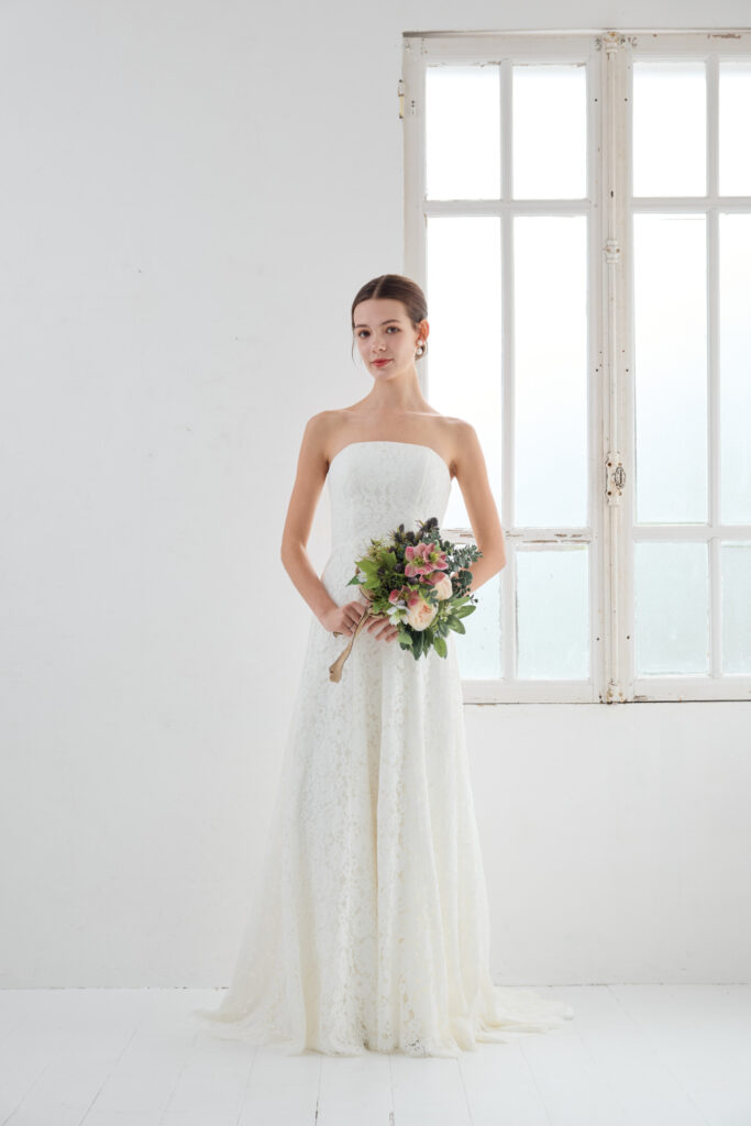 ウェディングドレス 購入 総レースaライン ブーケを持った全身