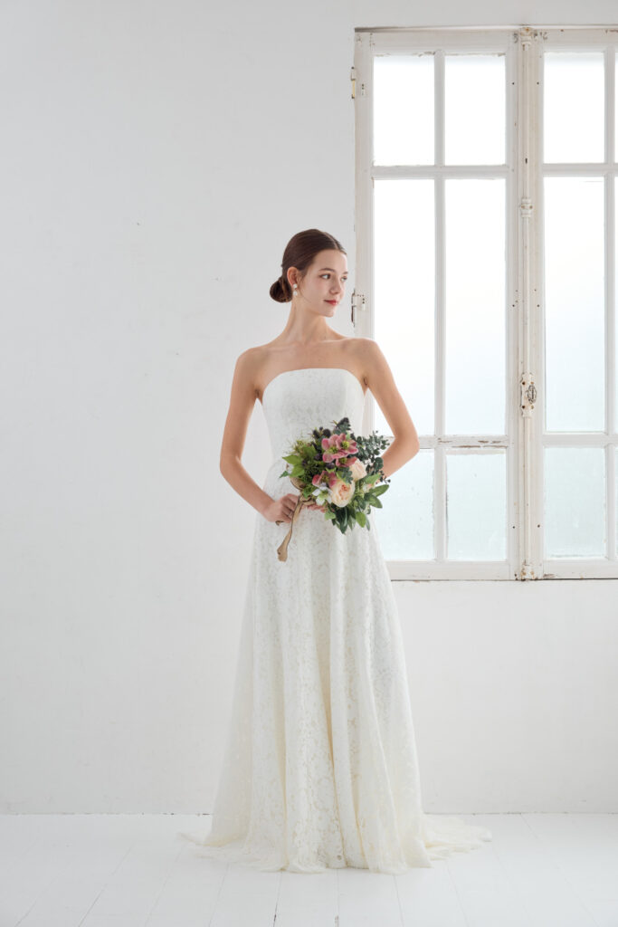 ウェディングドレス aライン 総レースaライン ブーケを持った前全身