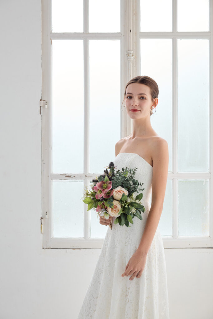 ウェディングドレス レンタル 総レースaライン 少し横を向いた前アップ