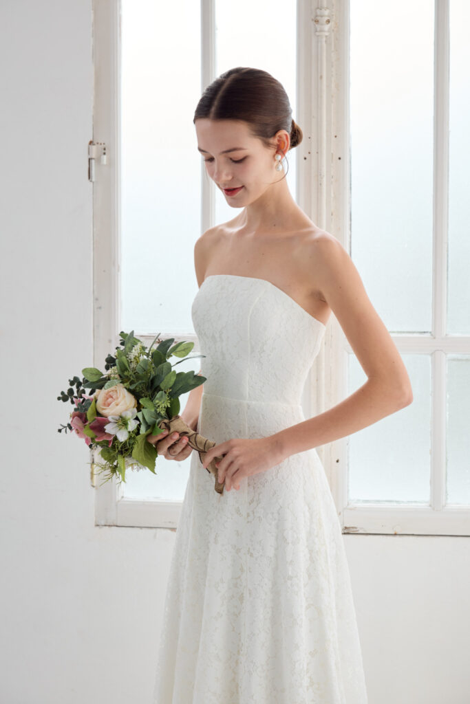 ウェディングドレス 安い 少し横を向いたももから上