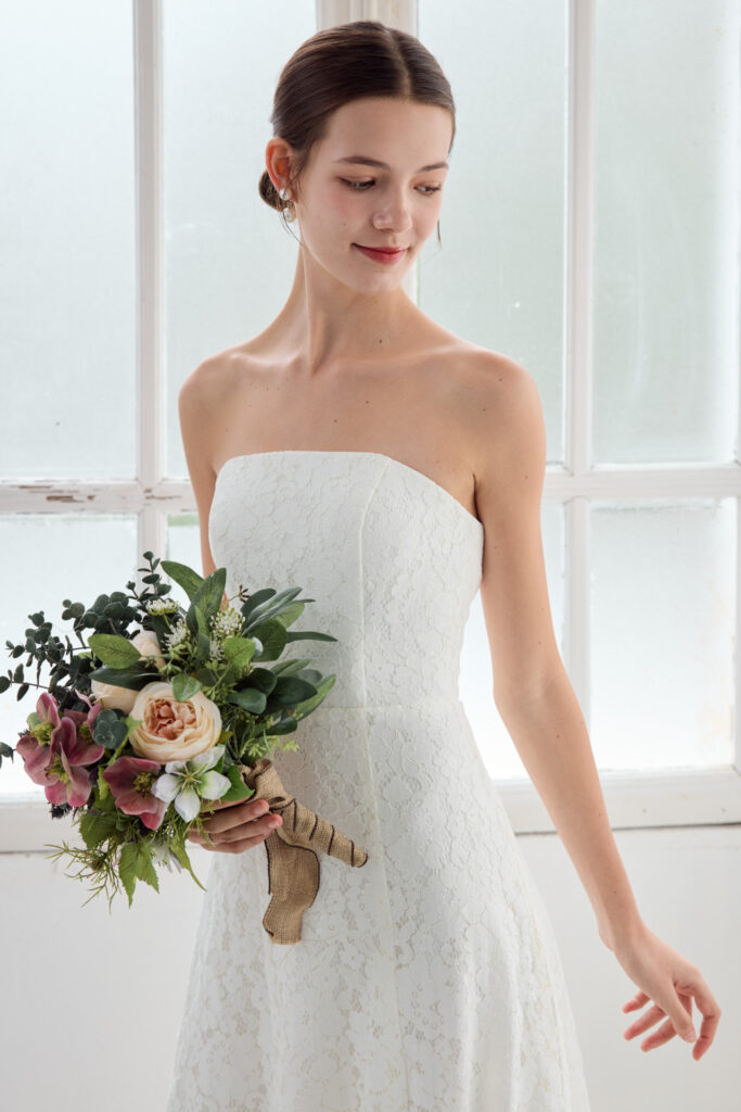 ウェディングドレス 総レースaライン ブーケを持った前ももより上