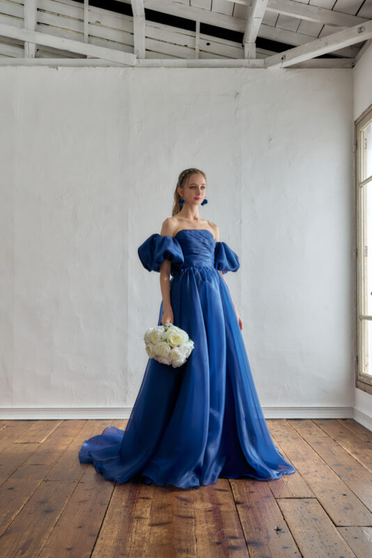 カラードレス青の立ち姿・遠景