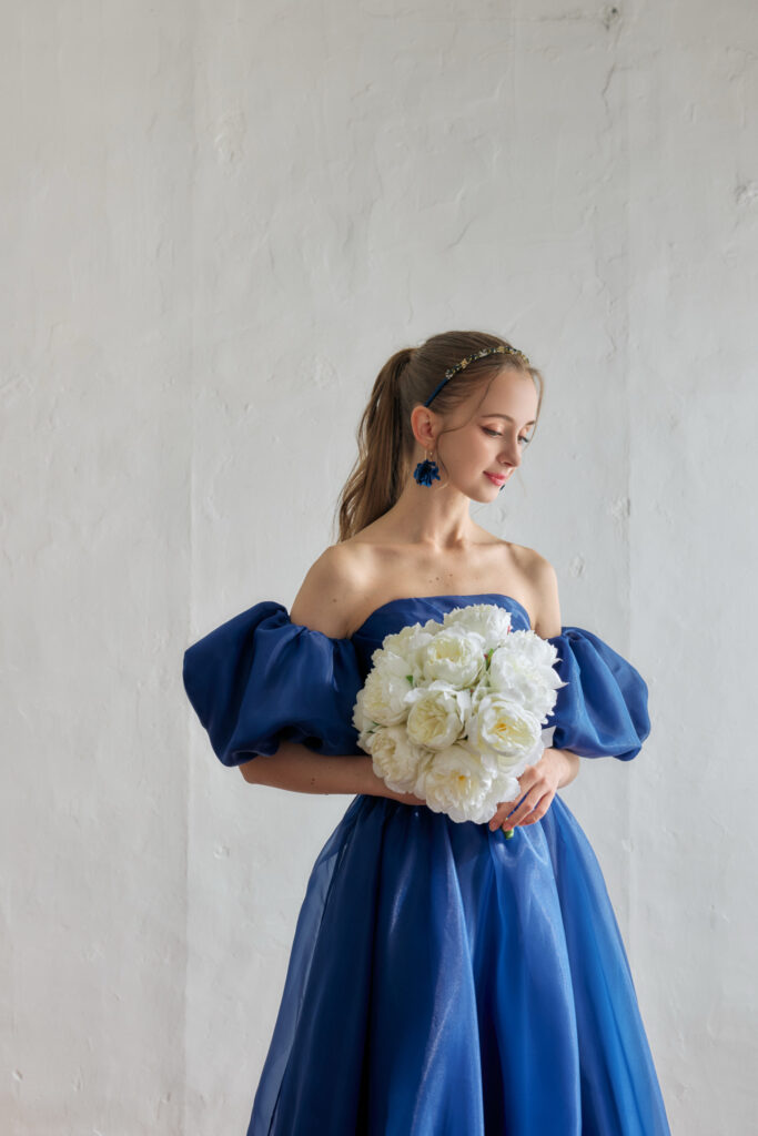 白いブーケを持ったブルードレスの花嫁
