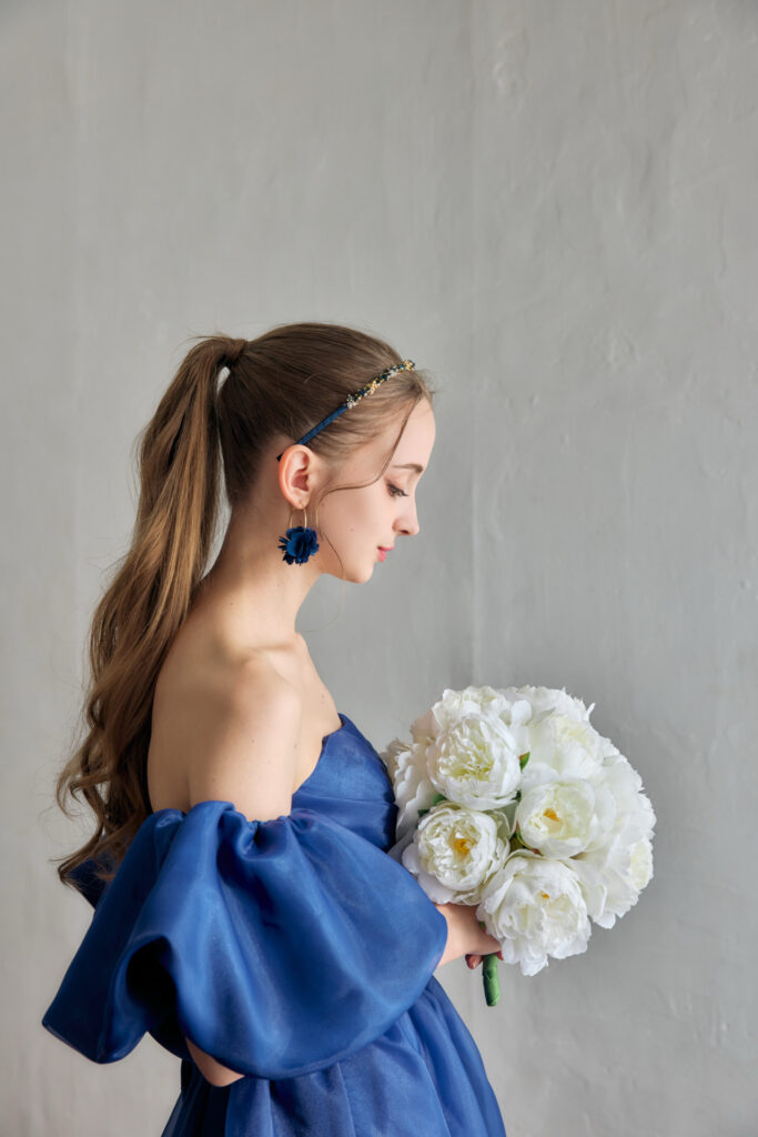 パフスリーブのブルードレス左向き横顔