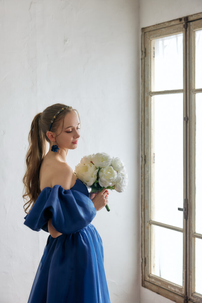 ロイヤルブルーのドレス・バストアップ斜め