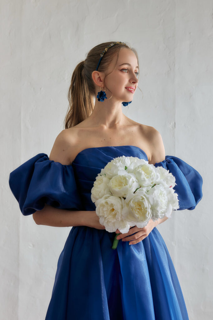 青のカラードレス・バストアップポーズ