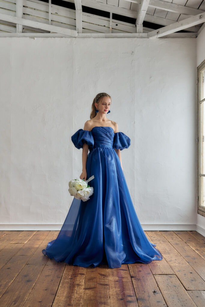 ブルードレスのスカートの広がり