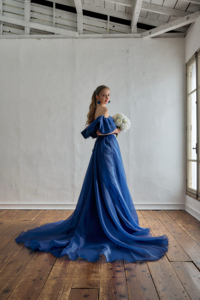 パフスリーブのブルードレス・右向き横顔