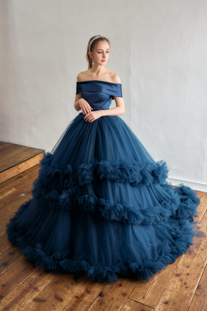 結婚式の披露宴でおすすめの紺色のカラードレス、正面全身カット