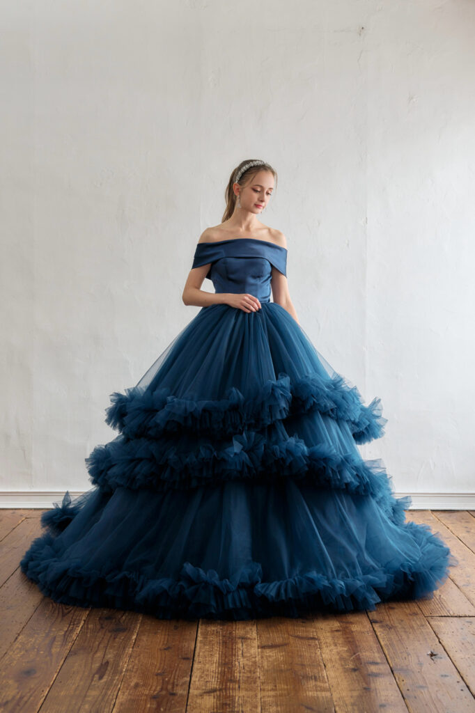 披露宴会場で映えるネイビーのカラードレス、豪華なフリルデザイン