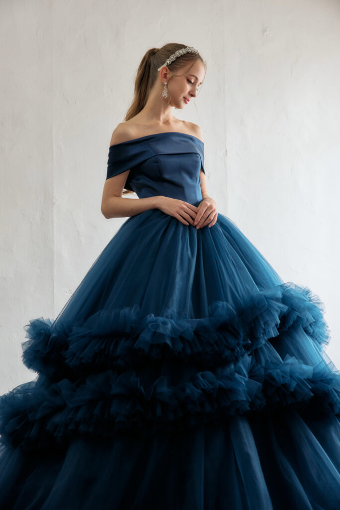 結婚式のお色直しで人気のネイビードレス、サイドシルエット