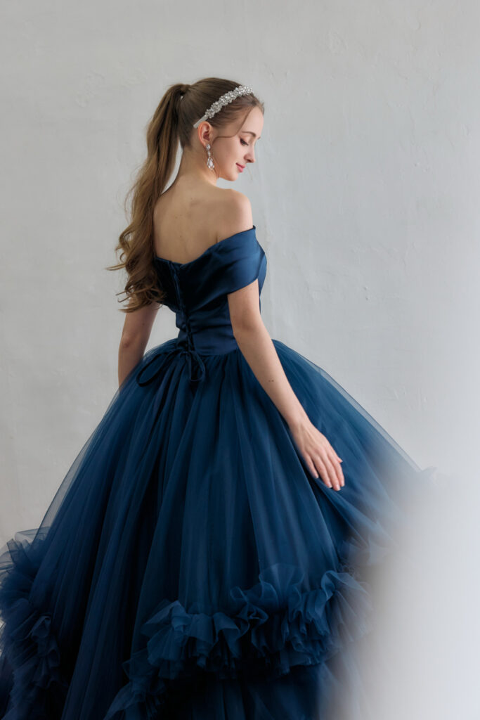 カラードレス紺色のバックスタイル。編み上げとリボンのデザイン。