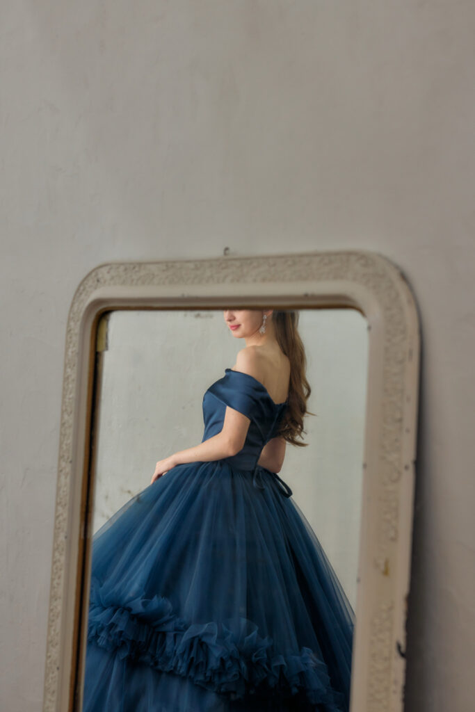 カラードレス試着中の様子をイメージした、鏡越しのネイビードレス