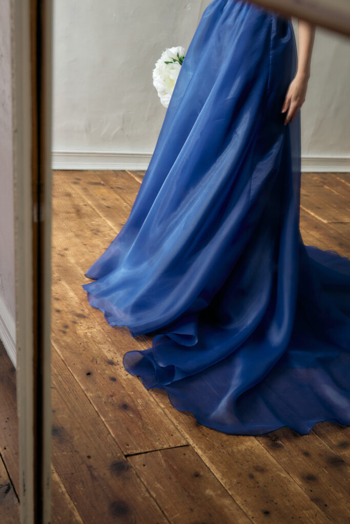 ロイヤルブルーのドレス生地感アップ
