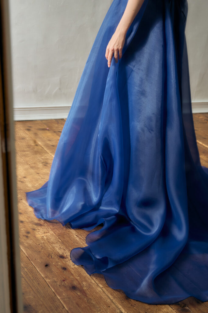 ロイヤルブルーのドレス・歩き出す瞬間