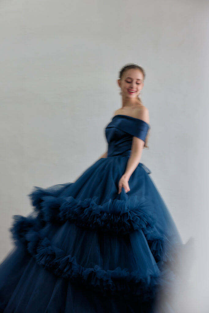 カラードレス試着で人気のオフショルダー、ネイビーのウェディングドレス