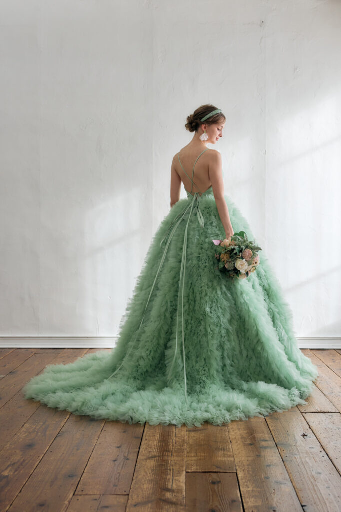 背中が美しく開いたグリーンのふわふわカラードレス、バックスタイル