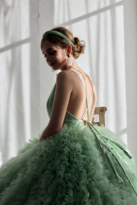 グリーンドレスの質感と背中のデザインがわかるプレ花嫁様のアップ写真
