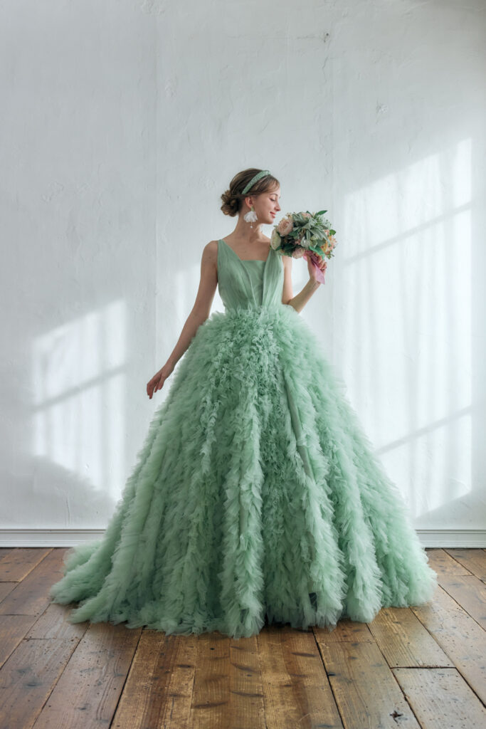 グリーンドレスに合わせたブーケを持つプレ花嫁様の試着イメージ