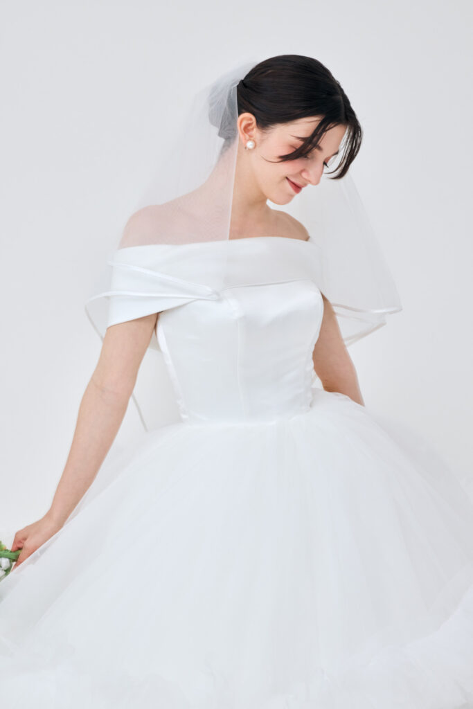 ウェディングドレス　オフショルダー